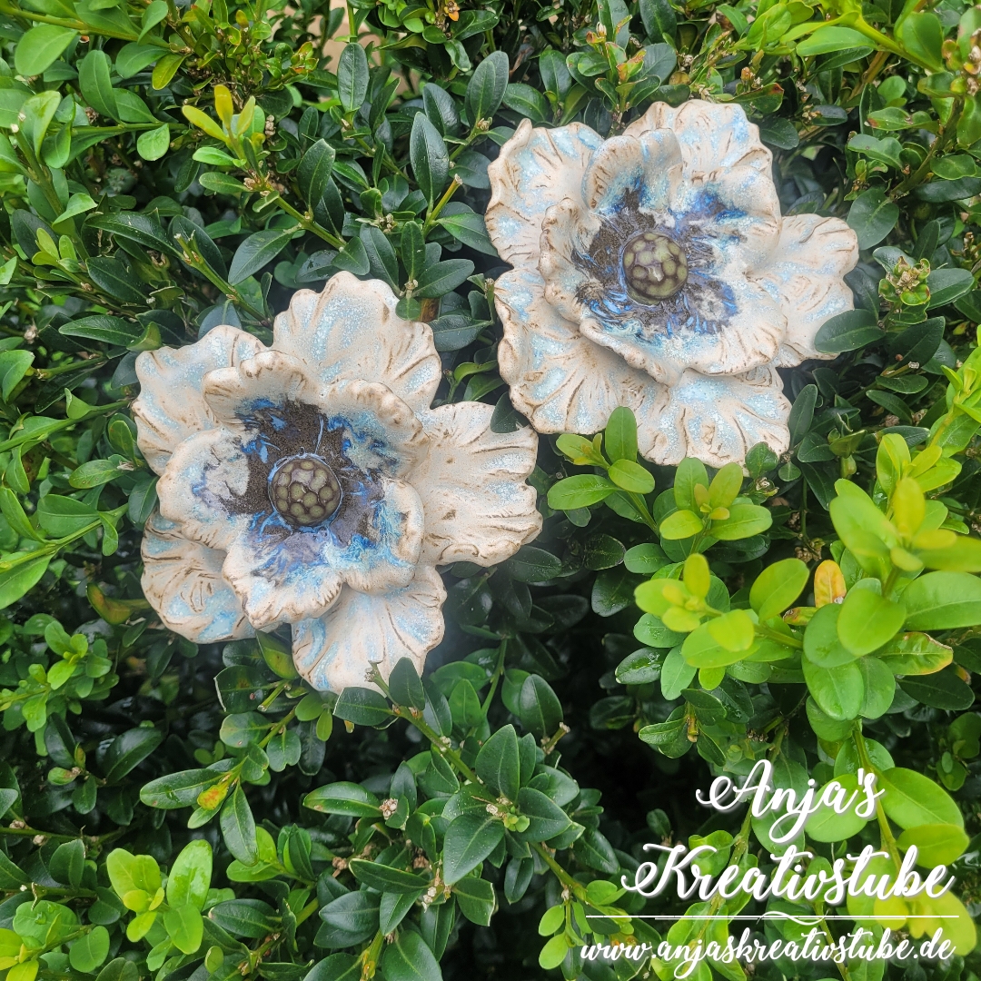 Blumenstecker weiß/hellblau (dunkler Ton)